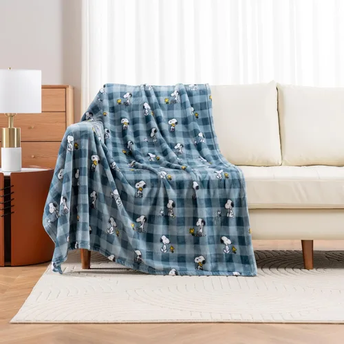Miniatura 2 de Berkshire Blanket Peanuts® VelvetLoft® Manta de Felpa con el Tierno Personaje Snoopy, Peanuts Snoopy Everyday Buffalo Plaid Navy Tonal, Manta 55