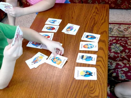 Miniatura 4 de Regal Games Banapples Jr. & Old Maid - Juegos de cartas para niños de 4, 5, 6, 7, 8 y más, juego de cartas de diversión familiar