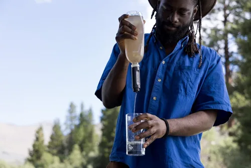 Miniatura 7 de LifeStraw Filtro de agua Peak Series, 1 litro, gris montaña oscuro, protege contra bacterias y parásitos, ultracompacto y versátil