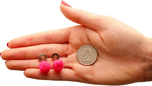 Miniatura 4 de Disney Pendientes Encanto - Aretes Mirabel con pompones rosados - Aretes de Disney para niñas, Metal, No es una piedra preciosa