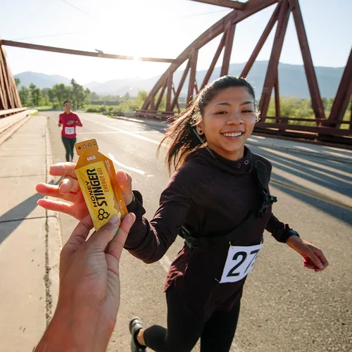 Miniatura 6 de Honey Stinger Gold Energy Gel, sin gluten y sin cafeína, para ejercicio, correr y rendimiento, nutrición deportiva para el hogar y el gimnasio, pre