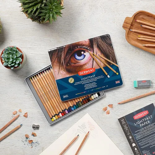 Miniatura 7 de Derwent Lápices de colores resistentes a la luz 24 lápices en caja metálica, juego de 24, núcleo de 4mm de ancho, 100% resistente a la luz, a base