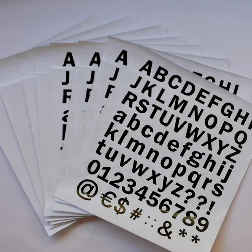 Calcomanías de vinilo de 1 pulgada, 592 calcomanías autoadhesivas impermeables del alfabeto y números, letras de buzón en blanco y negro para