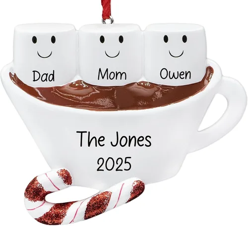 Adorno de Navidad personalizado de familia de 3 de chocolate caliente 2026 | Malvaviscos personalizados en taza de cacao con bastón de caramelo |