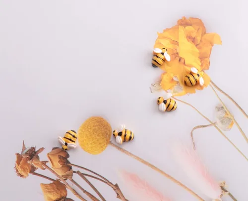 Miniatura 2 de Sowaka 20 piezas de mini adornos de abeja diminutos de resina plana adorno de abejorro para el cabello, clip de bricolaje, proyecto de arte, hogar