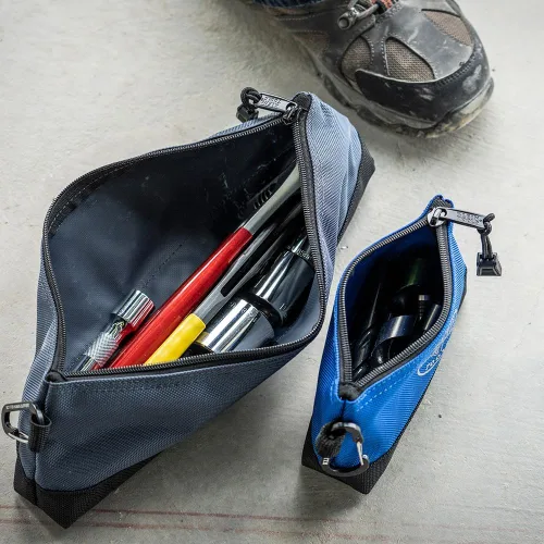 Miniatura 9 de Klein Tools 55559 - Bolsa de herramientas con cremallera de pie y mosquetones, bolsas de utilidad de 7 pulgadas azul y 14 pulgadas gris con fondo