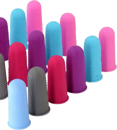 Protectores de dedos [serie Flex – paquete de 18 unidades] Fundas de silicona antiadherentes para dedos [todo en tamaño mediano – 3 de cada color en