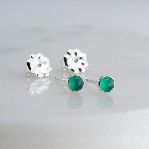 Miniatura 101 de Aretes pequeños de plata de ley para cartílago, tragus, hélix, múltiples piercings hipoalergénicos, piedra natal para mujer, juego de bisel
