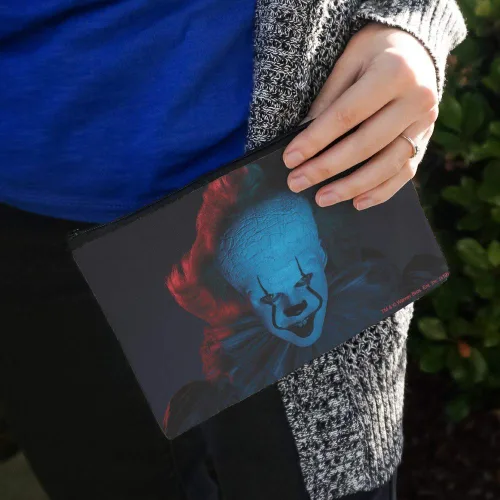 Miniatura 3 de GRAPHICS & MORE IT: Capítulo 2 Bolsa organizadora de cosméticos de maquillaje Pennywise azul