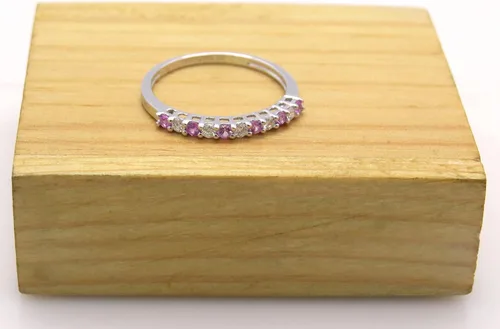Miniatura 3 de Dazzlingrock Collection Anillo de boda apilable de oro de 10 quilates con diamante blanco redondo y zafiro rosa para mujer