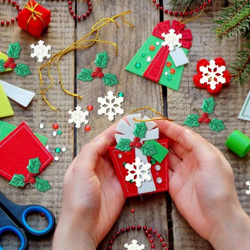 Miniatura 6 de JUNEBRUSHS 120 Piezas de Decoraciones Navideñas de Resina en Miniatura, Mini Copos de Nieve de Resina Hojas de Acebo Bayas, Adorno Navideño