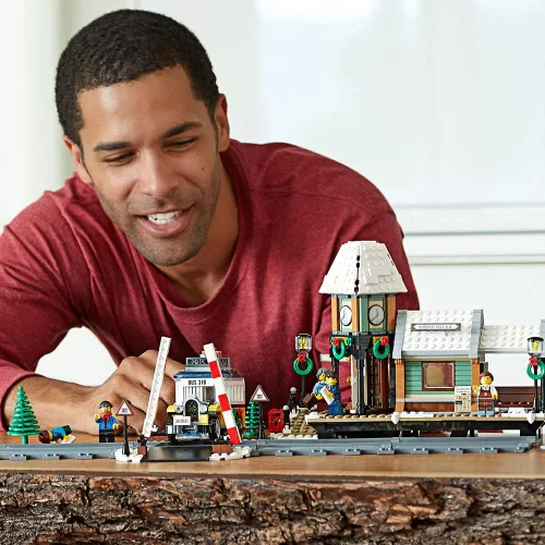 Miniatura 3 de LEGO Creator Expert Winter Village Station 10259 Kit de construcción