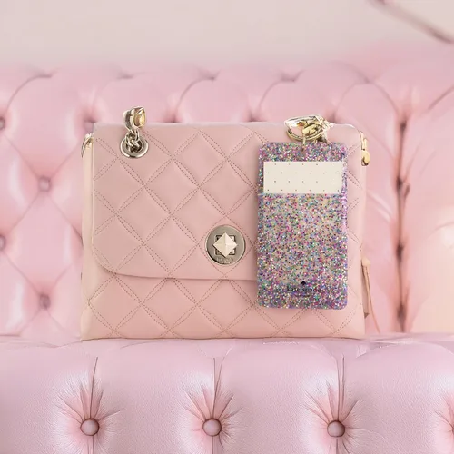 Miniatura 4 de Kate Spade New York Llavero con clip para credencial de identificación, accesorio de llavero de silicona brillante e identificador de maleta