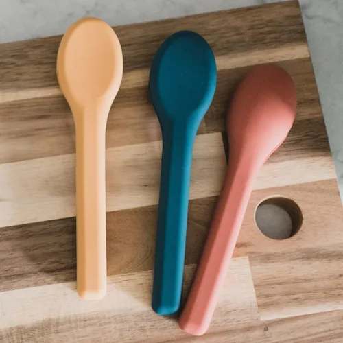 Miniatura 6 de Juego de utensilios de acero inoxidable con funda de silicona, cuchara, tenedor y cuchillo, diseño portátil para viajes, escuela, trabajo y Gris