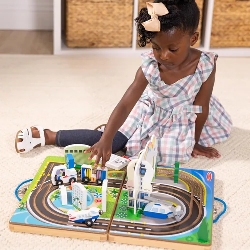 Miniatura 8 de Melissa & Doug Juego de aeropuerto para llevar, vehículos, pistas incorporadas para niños y niñas de 3 años en adelante - Certificado FSC