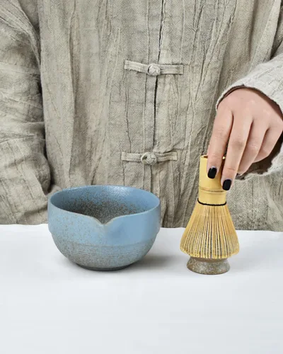 Miniatura 6 de Artcome Juego de té Matcha de alta calidad, cuenco de cerámica hecho a mano de 17 onzas con esmalte reactivo azul, batidor de bambú, cuchara