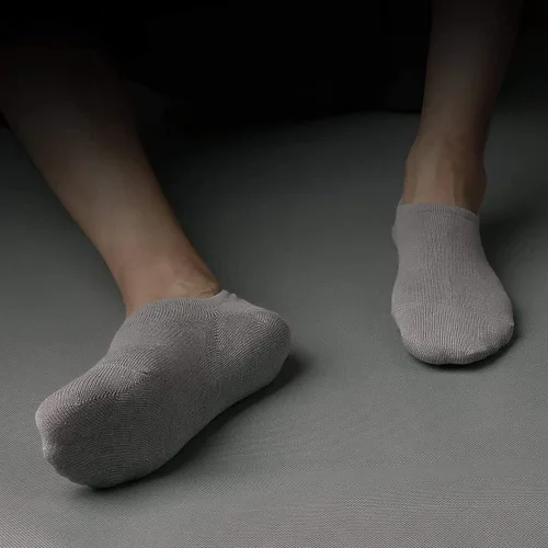 Miniatura 6 de IDEGG - Calcetines deportivos de algodón de corte bajo con agarre antideslizante para hombres