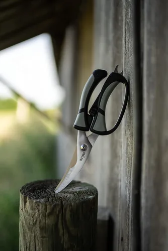 Miniatura 7 de Old Timer Tijeras de juego Trail Boss con construcción resistente, funda moldeada personalizada, apertura asistida por resorte, muesca de rotura