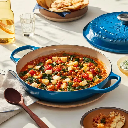 Miniatura 7 de Le Creuset Olive Branch Collection Signature Braiser de hierro fundido esmaltado, 3.5 cuartos de galón, índigo con tapa en relieve