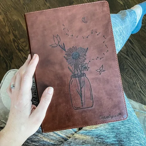 Miniatura 2 de JOY CREATIVE Biblia de letras rojas de margen ancho ESV Personalizado con nombre El diseño personalizado está escrito a mano y grabado