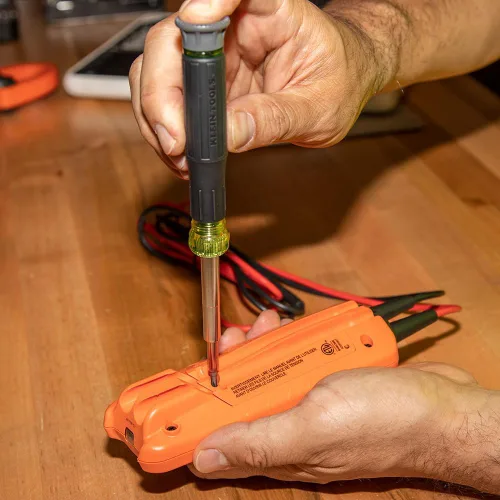 Miniatura 7 de Klein Tools 32314 Destornillador electrónico, 14 en 1 con 8 puntas de precisión, ranurado, Phillips y brocas TORX a prueba de manipulación, 6 llaves