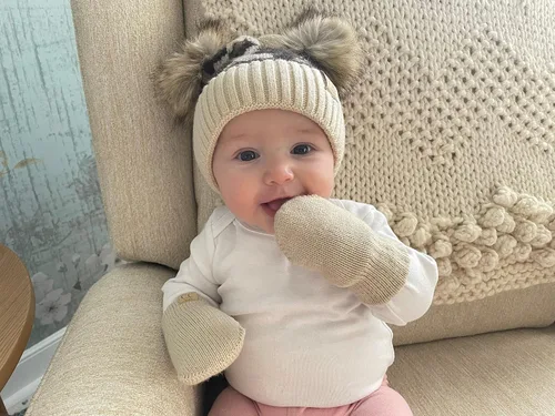 Miniatura 5 de Funky Junque Conjunto de gorro y mitones con doble pompón de pelo sintético para bebé – Gorro de invierno para recién nacidos de 0–9 meses