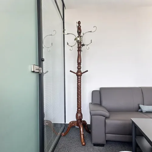 Perchero independiente con 15 ganchos de metal, perchero de madera, árbol de abrigo resistente con base triangular resistente, carga de 200 libras,