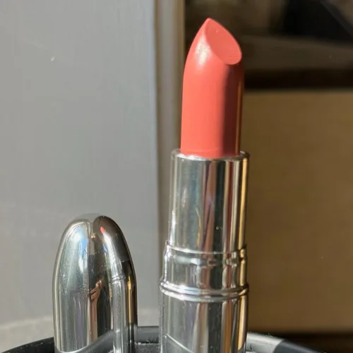Miniatura 4 de nude envie - Lápiz labial - Acabado cremoso y duradero - Textura aterciopelada y fácil aplicación - Hidratación de lujo - Con manteca de karité