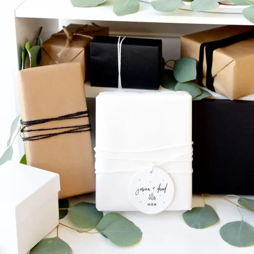 Miniatura 3 de The Cotton & Canvas Co. Adorno personalizado de cerámica de cerámica para bodas con nombres y fecha, con cinta y caja de regalo de cortesía