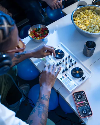 Miniatura 5 de Hercules DJControl Mix Ultra - Controlador de DJ portátil, mezclador de DJ inalámbrico Bluetooth con Jog Wheels, batería de 10 horas, mezcla