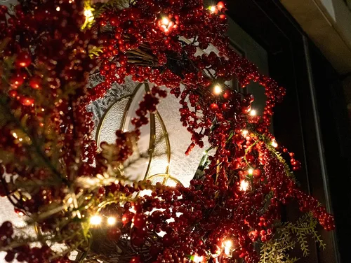 Miniatura 4 de Red Co. Corona de Navidad iluminada de 22 pulgadas con arándanos rojos, luces LED a pilas con temporizador