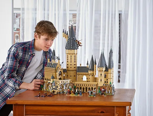 Miniatura 2 de LEGO Harry Potter Castillo de Hogwarts 71043 Set de Construcción - Kit de Modelo con Minifiguras, Incluye Varita, Barcos y Figura de Araña