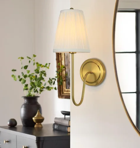 Miniatura 6 de Electro bp; Elegantes apliques de pared individuales con pantallas de lámpara de brocado plisado blanco y brazo curvo de metal dorado pulido, luz
