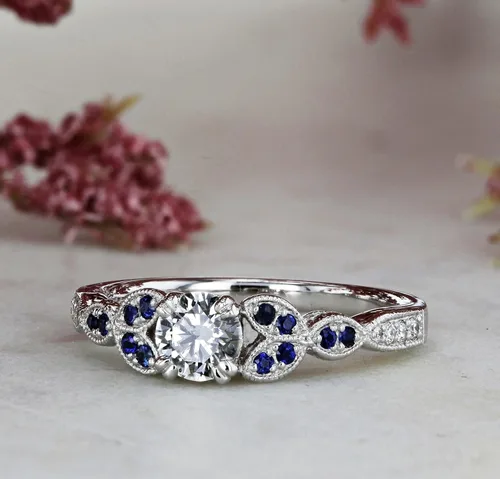 Miniatura 2 de Kobelli Anillo de compromiso de moissanita y zafiro azul de estilo antiguo Acentos de 1 15 CTW Oro blanco de 14 k