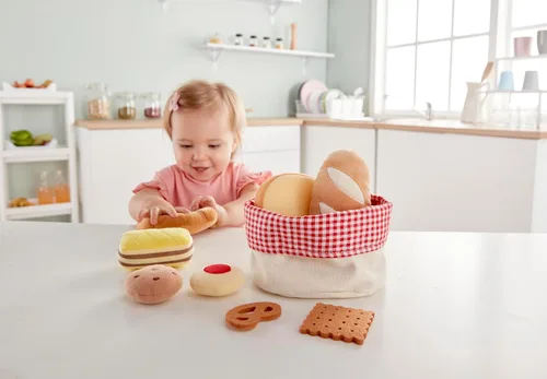 Miniatura 3 de Hape Cesta de pan para niños pequeños Juego de comida suave para niños, cesta de pan de juguete incluye tostadas, galletas de mermelada, pasteles