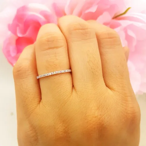 Miniatura 4 de Dazzlingrock Collection Anillo apilable de oro blanco con zafiro rosa redondo de 14 quilates para mujer, delicado aniversario de boda, oro blanco