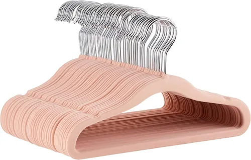 Miniatura 10 de Amazon Basics Perchas de terciopelo antideslizantes para niños que ahorran espacio con muescas para el hombro, construcción resistente para Beige