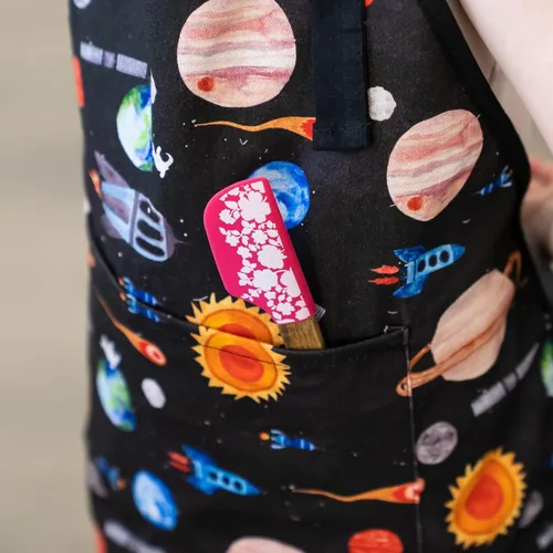 Miniatura 3 de Kids Aprons for Girls and Boys, Toddler Apron with Pocket for Painting, Cooking, Baking, Gardening and Crafts Colección Cosmic pintada a mano
