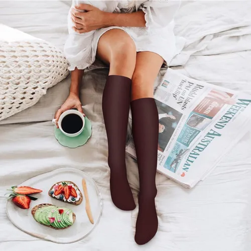 Miniatura 3 de Bluemaple Paquete de 4 calcetines de compresión para mujeres y hombres, el mejor apoyo para médicos, correr, enfermería, atletismo