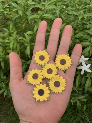 Miniatura 3 de Girasoles hechos a mano, flores de papel de morera, 1.25 x 1.25 pulgadas, amarillo con centro marrón, 50 piezas, lo mejor para álbumes de recortes