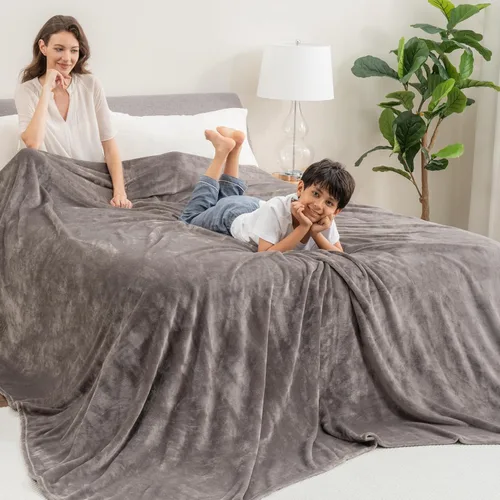 Miniatura 19 de Berkshire Blanket Cobija de cama VelvetLoft® clásica de terciopelo sólido tamaño Queen, cobija de felpa ligera y suave para cama y sofá, color Negro