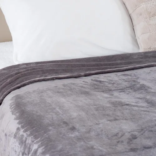 Miniatura 6 de Berkshire Blanket Cobija de terciopelo VelvetLoft® clásica para cama tamaño Twin, cobija ligera y suave de felpa para cama y sofá, color gris herón