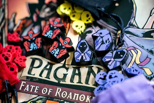 Miniatura 8 de Capstone Games Pagan: Destino de Roanoke - Juego de Fichas de Madera, 125 Fichas Pintadas y 3 Bolsas de Tela Impresas Personalizadas