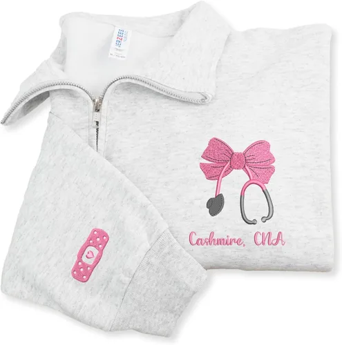 Miniatura 11 de COUPLEHOODIES - Sudadera de enfermería bordada con nombre, personalizada, con cremallera de un cuarto, regalo para asistente de enfermería