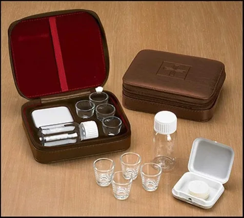 Caja forrada de piel sintética con detalles cruzados, juego de comunión de viaje portátil de 4 tazas