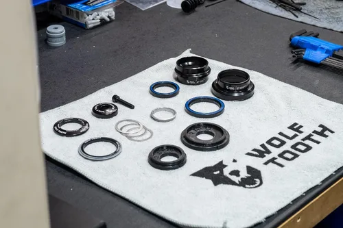 Miniatura 6 de Wolf Tooth EC44 Superior EC49 Lower GeoShift Auriculares de ángulo de rendimiento de 2 grados cortos bike-headsets-and-accessories