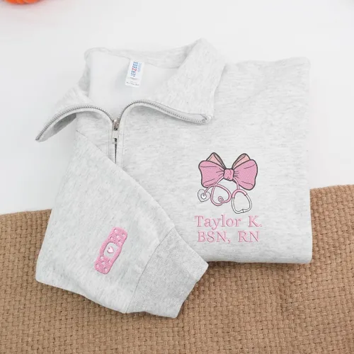 Miniatura 5 de COUPLEHOODIES - Sudadera de enfermería bordada con nombre, personalizada, con cremallera de un cuarto, regalo para asistente de enfermería