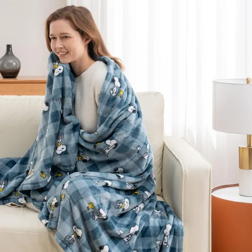 Miniatura 3 de Berkshire Blanket Peanuts® VelvetLoft® Manta de Felpa con el Tierno Personaje Snoopy, Peanuts Snoopy Everyday Buffalo Plaid Navy Tonal, Manta 55
