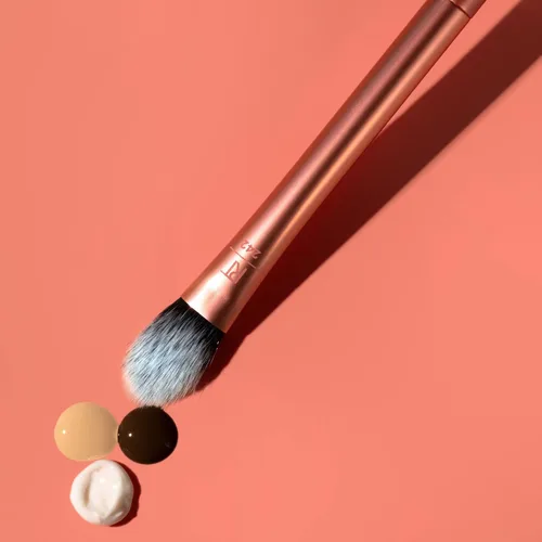Miniatura 5 de Real Techniques Cepillo de maquillaje corrector iluminador, cepillo viral de pata de gatito oculta debajo de los ojos e imperfecciones, cubre