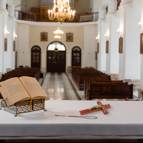 Miniatura 4 de KOMI Crucifijo de pared de 10 pulgadas, cruz de madera de Jesucristo, cruz católica colgante, decoración de pared, regalos católicos para hombres